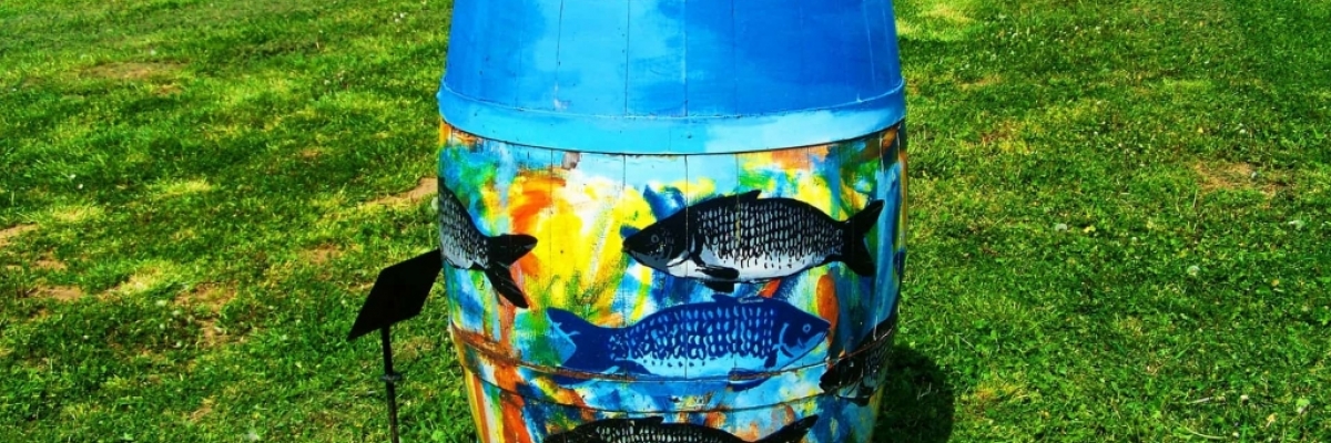 tonneau peint avec des poissons