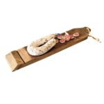 Planche à charcuterie avec saucisson.