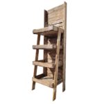Présentoir vintage en bois avec quatre étagères.