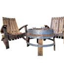 Salon de jardin avec une table nasse et deux fauteuils, en bois recyclé.