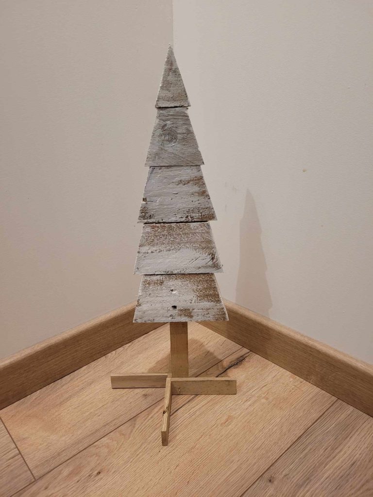 Décoration, sapin de Noël en bois de réemploi.