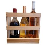 Casier à bouteille en bois recyclé, authentique, avec trois bouteilles.