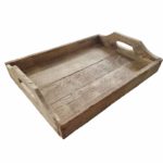 Plateau vintage en bois recyclé avec poignée.