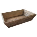 Corbeille en bois recyclé avec une décoration vintage.