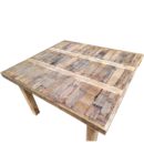 Table en bois recyclé pour 4 personnes.