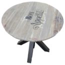 Table en bois recyclé avec des pieds noirs, personnalisable.