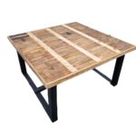 Table aux pieds noirs, en bois massif pour 8 personnes.