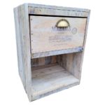 Table de nuit blanche en bois recyclé avec un style rustique.
