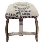 Tabouret en bois recyclé, avec des inscriptions sur l'assise, vintage.