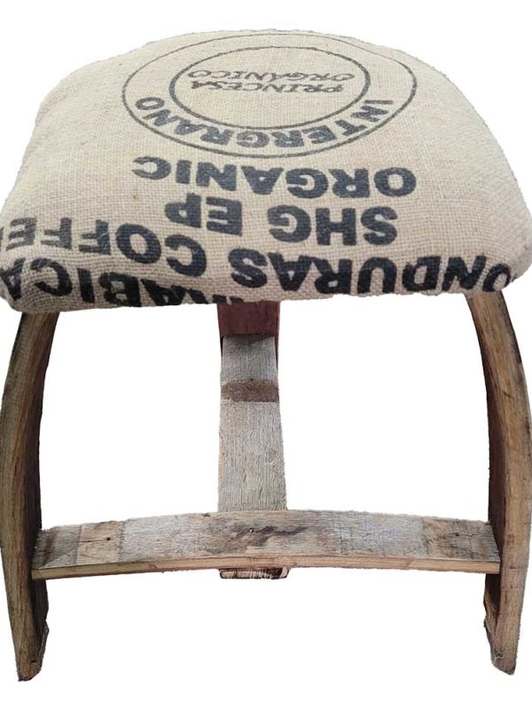 Tabouret en bois recyclé, avec des inscriptions sur l'assise, vintage.