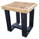 Tabouret en bois recyclé, pied de couleur noir.