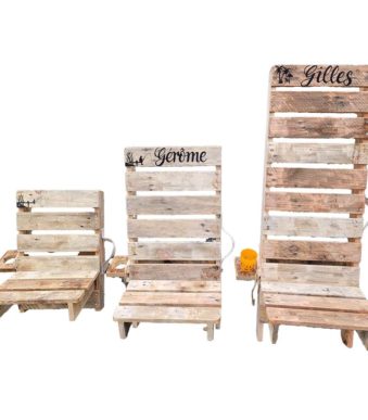 Chaises en bois et emboîtables, personnalisables avec petite tablette.