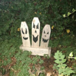 Panneau déco Halloween – 3 fantômes en bois à poser