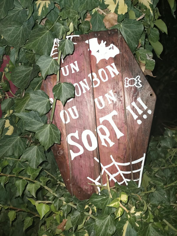 Panneau-déco-Halloween-en-bois-–-Un-bonbon-ou-un-sort Panneau déco Halloween en bois – Un bonbon ou un sort ? – Image 1